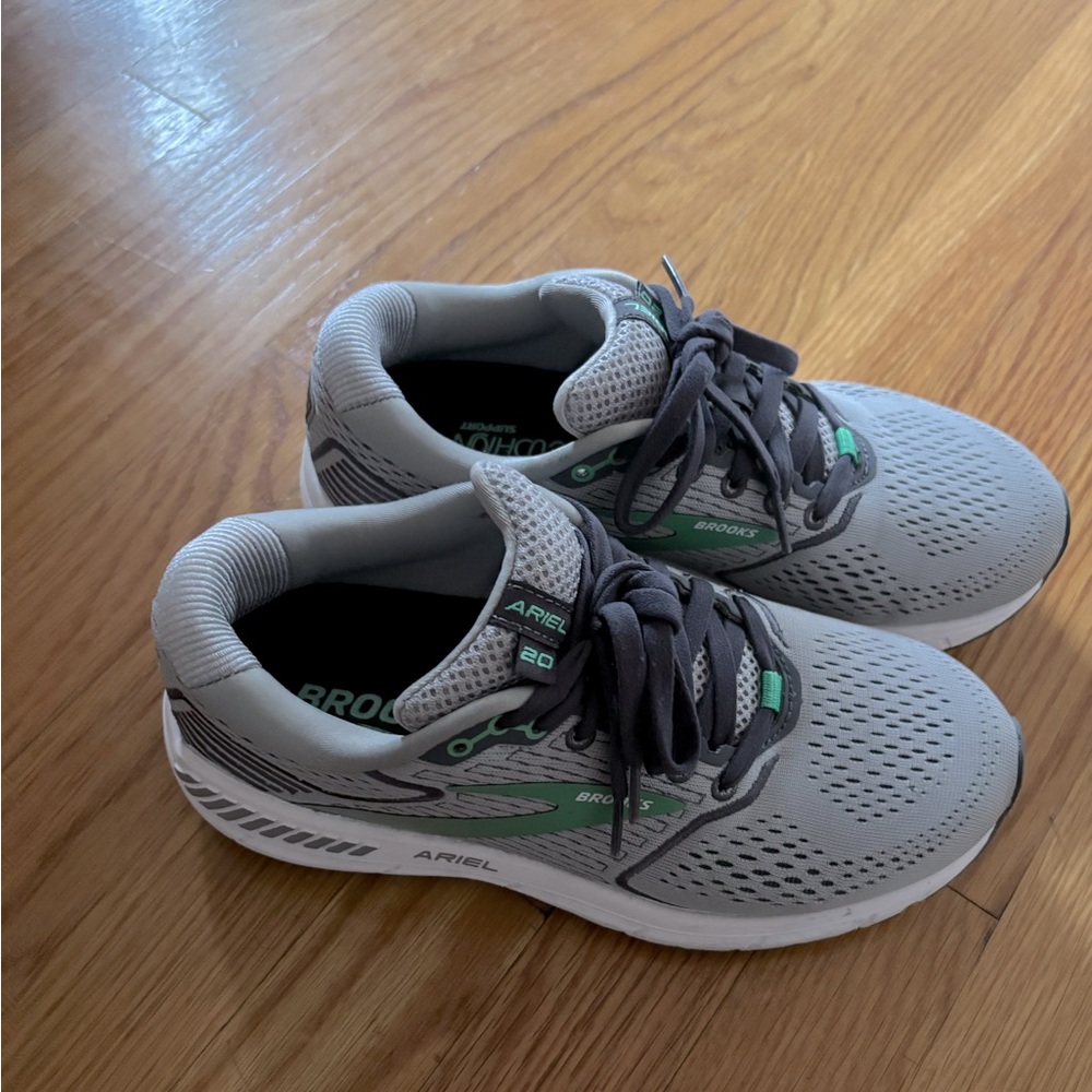 Brooks sneakers grey and green 6.5. Great condition